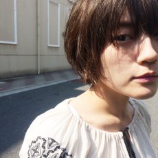 春を意識したショートとメイクの組み合わせ